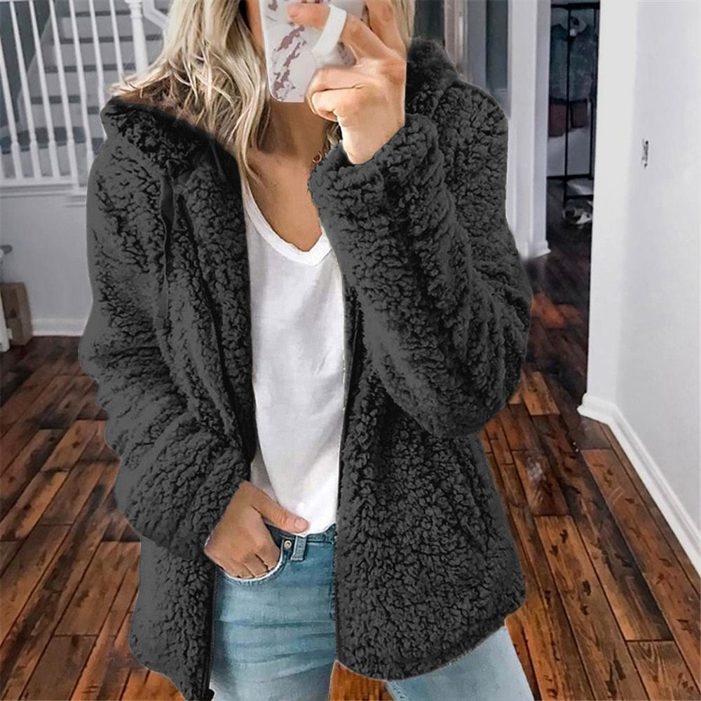 Damen-Teddyjacke mit Kapuze und Reißverschluss für kühle Tage in Schwarz