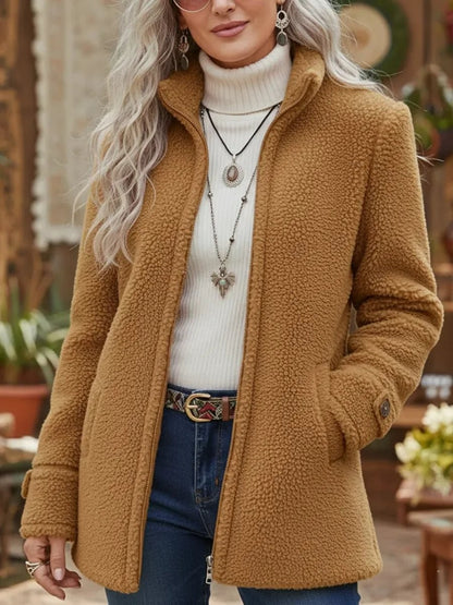 Damen-Teddyjacke mit Stehkragen, durchgehendem Reißverschluss und Seitentaschen in Camel