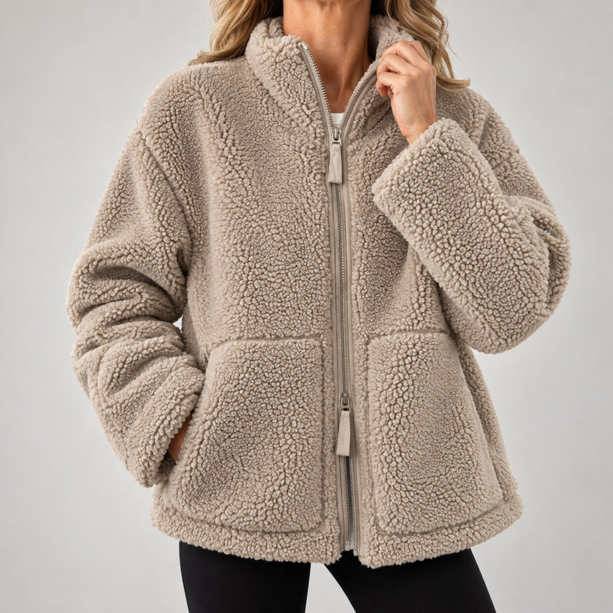 Damen-Teddyjacke mit Stehkragen, Zwei-Wege-Reißverschluss und aufgesetzten Taschen in Braun