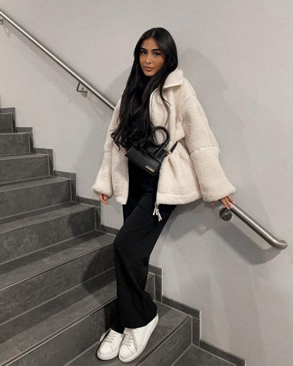 Damen-Teddyjacke mit Stehkragen, Zwei-Wege-Reißverschluss und aufgesetzten Taschen, Ansicht 4