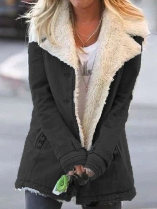Damen-Winterjacke mit Teddyfutter, großem Teddykragen und Knopfleiste mit Taschen in Schwarz