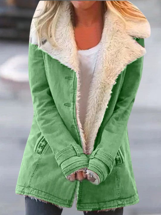 Damen-Winterjacke mit Teddyfutter, großem Teddykragen und Knopfleiste mit Taschen in Grün