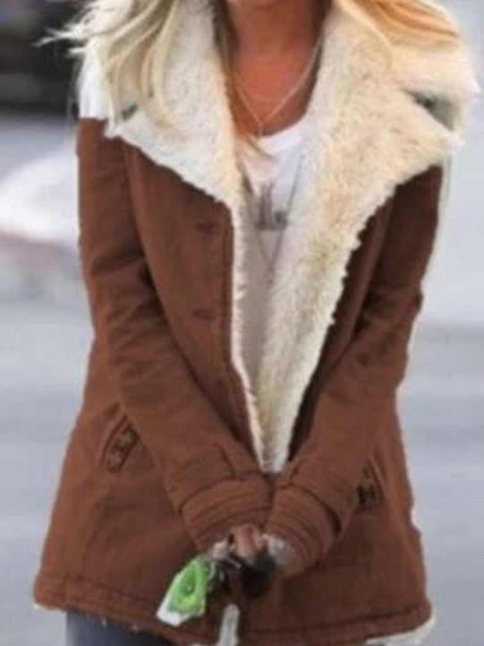 Damen-Winterjacke mit Teddyfutter, großem Teddykragen und Knopfleiste mit Taschen in Braun