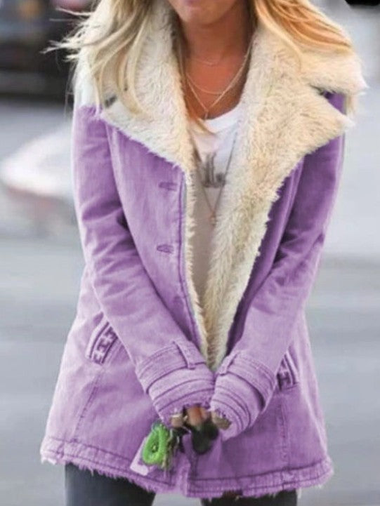 Damen-Winterjacke mit Teddyfutter, großem Teddykragen und Knopfleiste mit Taschen in Violett