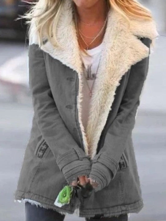 Damen-Winterjacke mit Teddyfutter, großem Teddykragen und Knopfleiste mit Taschen in Grau