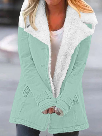 Damen-Winterjacke mit Teddyfutter, großem Teddykragen und Knopfleiste mit Taschen in Hellgrün