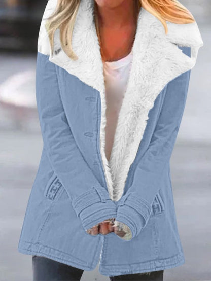 Damen-Winterjacke mit Teddyfutter, großem Teddykragen und Knopfleiste mit Taschen in Hellblau