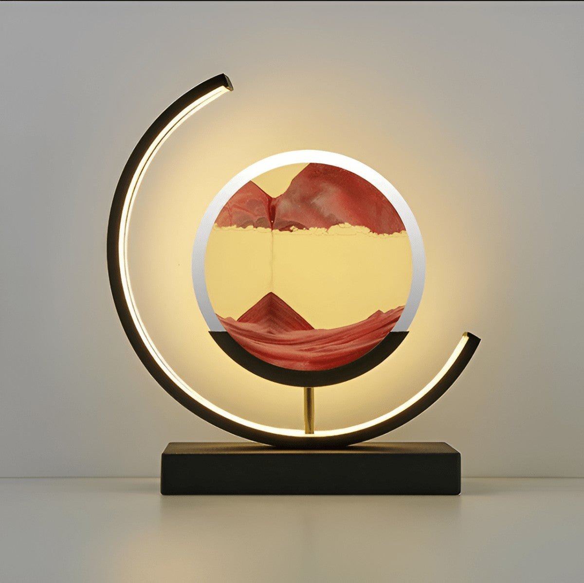 Leuchtende Sandbild-Lampe mit rotem Sand in einem bogenförmigen Metallrahmen