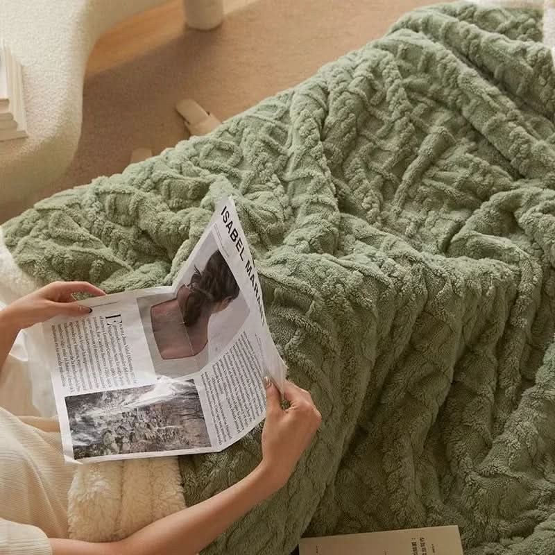 Doppelseitige Kuscheldecke aus Lammfell-Imitat und Mikrofaser-Flanell mit Jacquard-Struktur in Grün