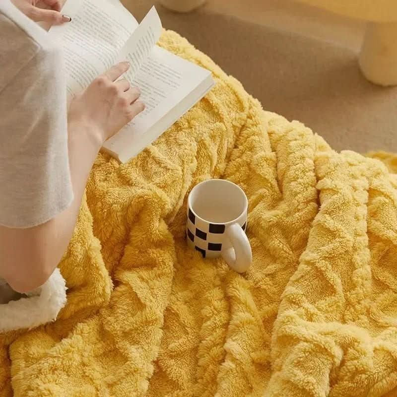 Doppelseitige Kuscheldecke aus Lammfell-Imitat und Mikrofaser-Flanell mit Jacquard-Struktur in Gelb