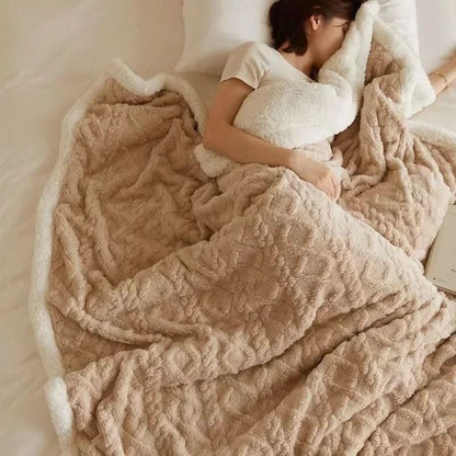 Doppelseitige Kuscheldecke aus Lammfell-Imitat und Mikrofaser-Flanell mit Jacquard-Struktur in Beige