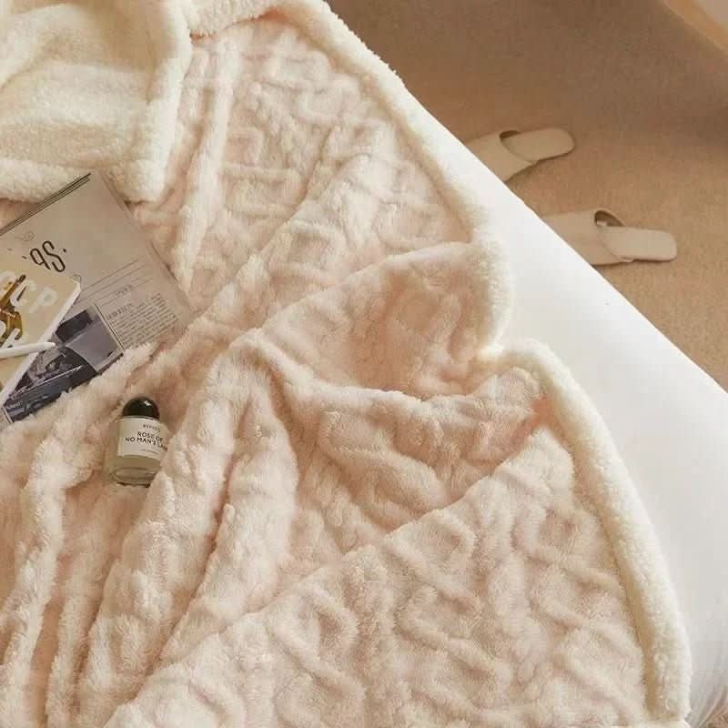 Doppelseitige Kuscheldecke aus Lammfell-Imitat und Mikrofaser-Flanell mit Jacquard-Struktur in Weiß