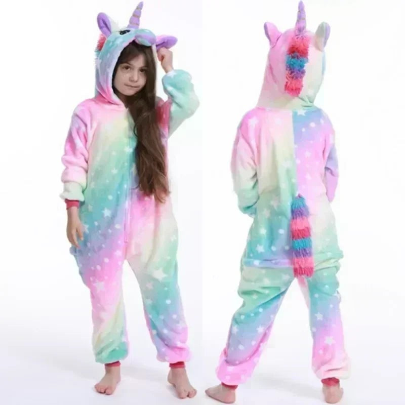 Mädchen im pastellfarbenen Einhorn-Onesie aus Fleece, Vorder- und Rückansicht
