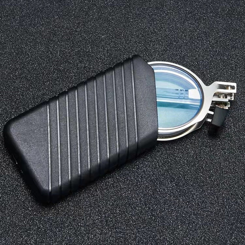 Gefaltete runde Lesebrille in einem schwarzen Etui