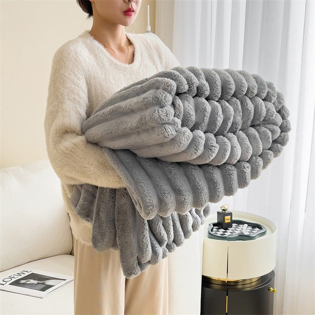 Flauschige Kuscheldecke aus Kunstfell mit Wellenstruktur für Sofa und Bett in Grau