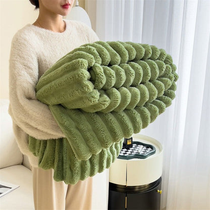 Flauschige Kuscheldecke aus Kunstfell mit Wellenstruktur für Sofa und Bett in Grün