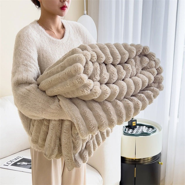 Flauschige Kuscheldecke aus Kunstfell mit Wellenstruktur für Sofa und Bett in Braun