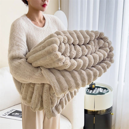 Flauschige Kuscheldecke aus Kunstfell mit Wellenstruktur für Sofa und Bett in Braun
