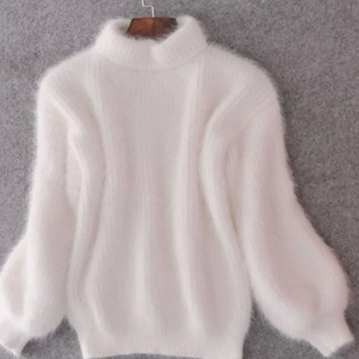 Flauschiger Damen-Rollkragenpullover mit Angoraanteil und weiten Ballonärmeln in Weiß
