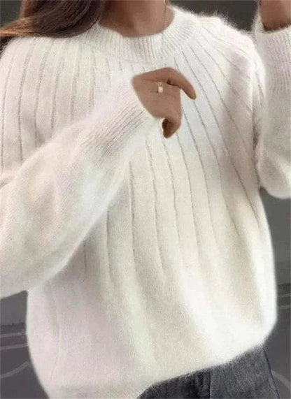 Flauschiger Damen-Strickpullover mit Rippstruktur und Rundhals für Herbst und Winter in Weiß