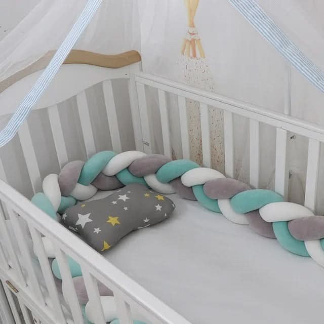 Geflochtene Bettschlange aus Baumwolle als weiche Bettumrandung für Babybett und Beistellbett in Grau-Weiß-Seeblau