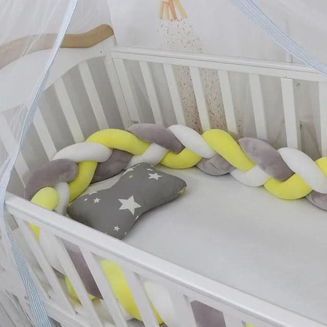 Geflochtene Bettschlange aus Baumwolle als weiche Bettumrandung für Babybett und Beistellbett in Grau-Weiß-Gelb