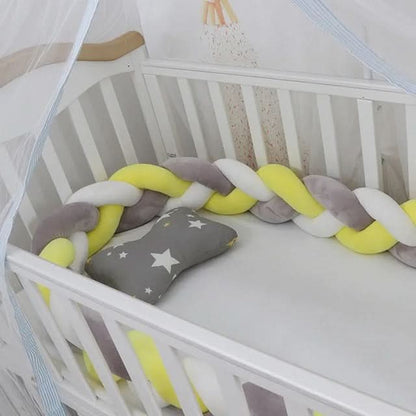 Geflochtene Bettschlange aus Baumwolle als weiche Bettumrandung für Babybett und Beistellbett in Grau-Weiß-Gelb