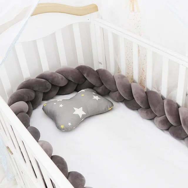 Geflochtene Bettschlange aus Baumwolle als weiche Bettumrandung für Babybett und Beistellbett in Dunkelgrau