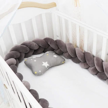 Geflochtene Bettschlange aus Baumwolle als weiche Bettumrandung für Babybett und Beistellbett in Dunkelgrau