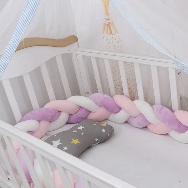 Geflochtene Bettschlange aus Baumwolle als weiche Bettumrandung für Babybett und Beistellbett in Rosa-Weiß-Lila