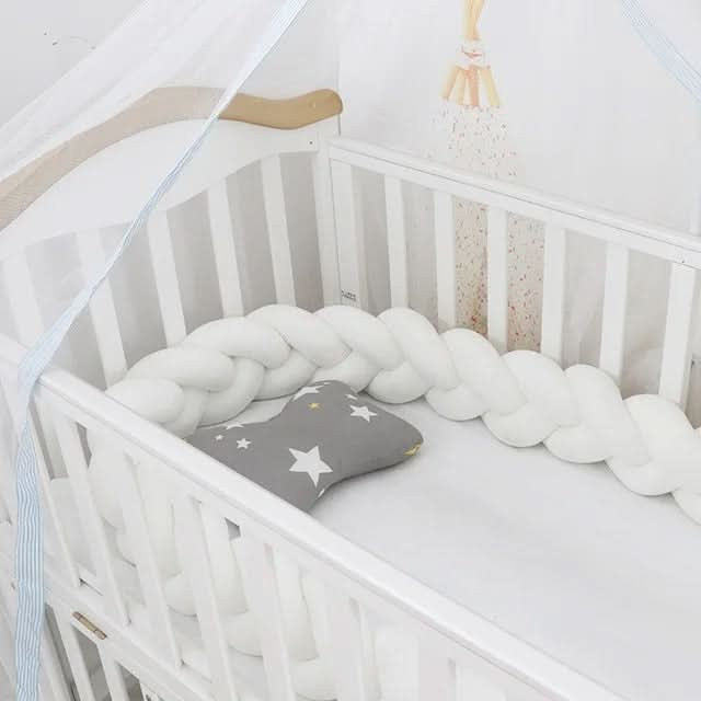 Geflochtene Bettschlange aus Baumwolle als weiche Bettumrandung für Babybett und Beistellbett in Weiß