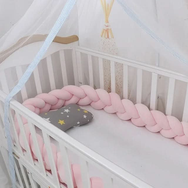 Geflochtene Bettschlange aus Baumwolle als weiche Bettumrandung für Babybett und Beistellbett in Rosa
