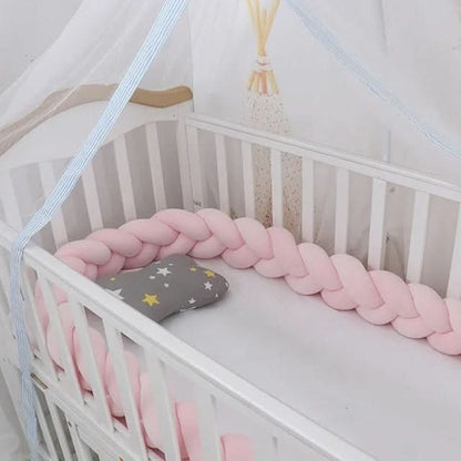 Geflochtene Bettschlange aus Baumwolle als weiche Bettumrandung für Babybett und Beistellbett in Rosa