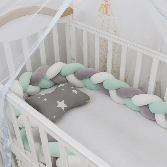 Geflochtene Bettschlange aus Baumwolle als weiche Bettumrandung für Babybett und Beistellbett in Grau-Weiß-Mint