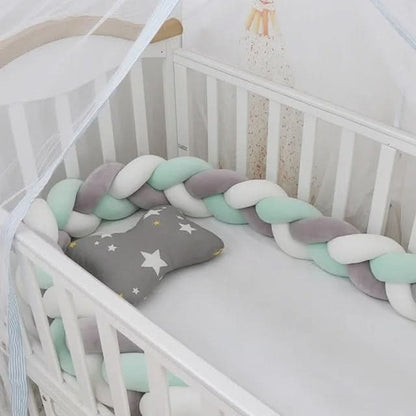Geflochtene Bettschlange aus Baumwolle als weiche Bettumrandung für Babybett und Beistellbett in Grau-Weiß-Mint