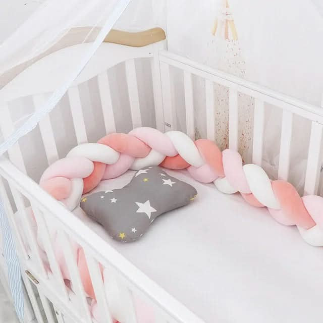 Geflochtene Bettschlange aus Baumwolle als weiche Bettumrandung für Babybett und Beistellbett in Rosa-Weiß-Orange