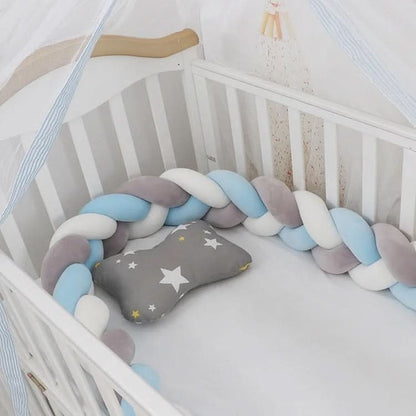 Geflochtene Bettschlange aus Baumwolle als weiche Bettumrandung für Babybett und Beistellbett in Grau-Weiß-Blau