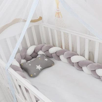 Geflochtene Bettschlange aus Baumwolle als weiche Bettumrandung für Babybett und Beistellbett in Grau-Weiß