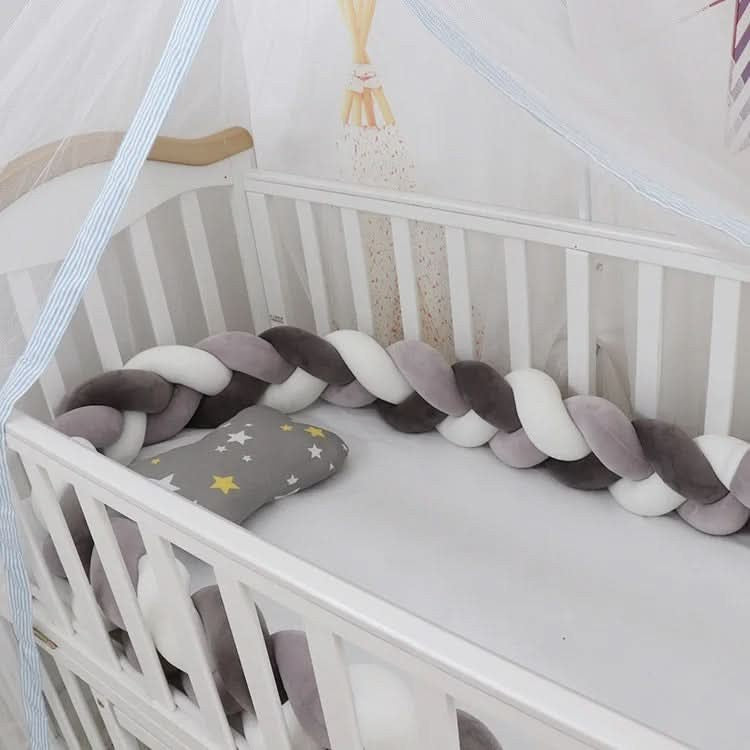 Geflochtene Bettschlange aus Baumwolle als weiche Bettumrandung für Babybett und Beistellbett in Grau-Weiß-Dunkelgrau
