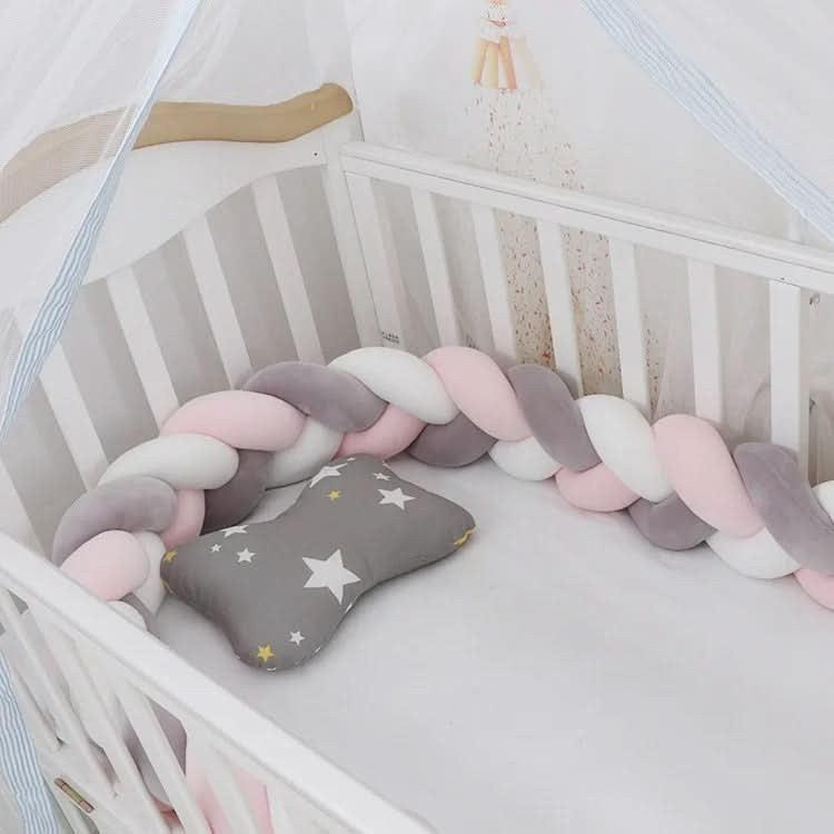 Geflochtene Bettschlange aus Baumwolle als weiche Bettumrandung für Babybett und Beistellbett in Grau-Weiß-Rosa