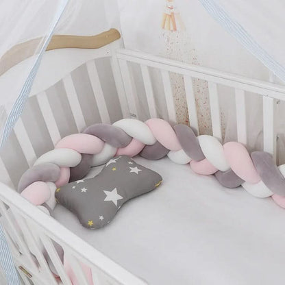 Geflochtene Bettschlange aus Baumwolle als weiche Bettumrandung für Babybett und Beistellbett in Grau-Weiß-Rosa