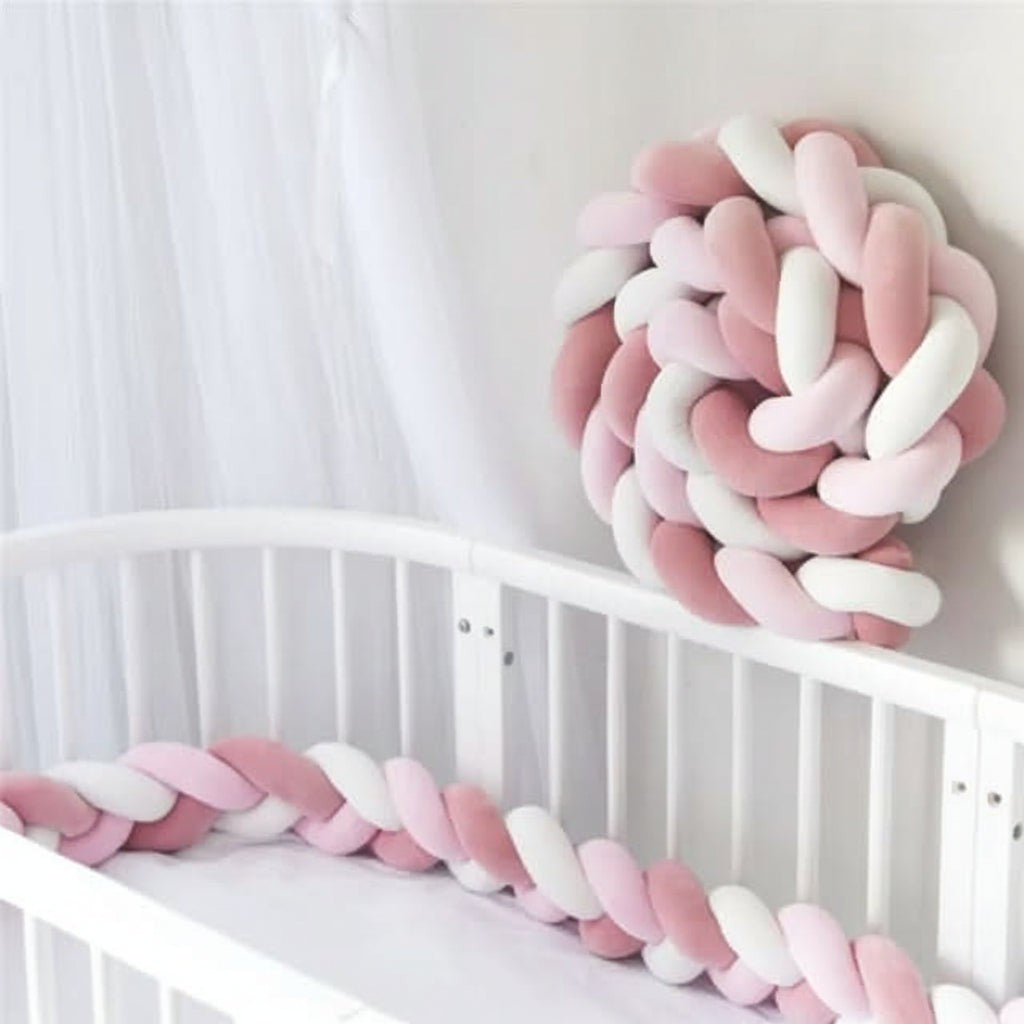 Geflochtene Bettschlange aus Baumwolle als weiche Bettumrandung für Babybett und Beistellbett in Rosa-Weiß-Mauve