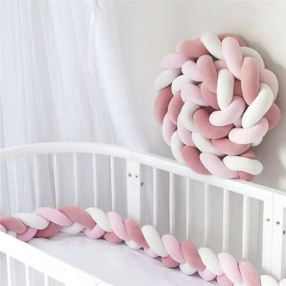 Geflochtene Bettschlange aus Baumwolle als weiche Bettumrandung für Babybett und Beistellbett in Rosa-Weiß-Mauve