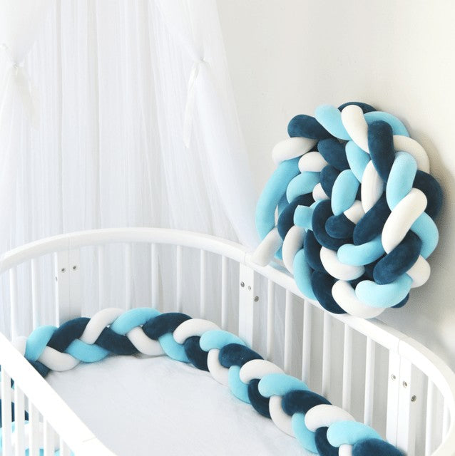 Geflochtene Bettschlange aus Baumwolle als weiche Bettumrandung für Babybett und Beistellbett in Marineblau-Weiß-Himmelblau