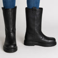 Gefütterte Damen-Stiefel aus Leder mit halbhohem Schaft, Anziehlaschen und Profilsohle