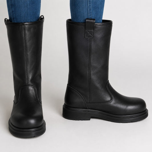 Gefütterte Damen-Stiefel in Lederoptik mit halbhohem Schaft, Anziehlaschen und Profilsohle in Schwarz