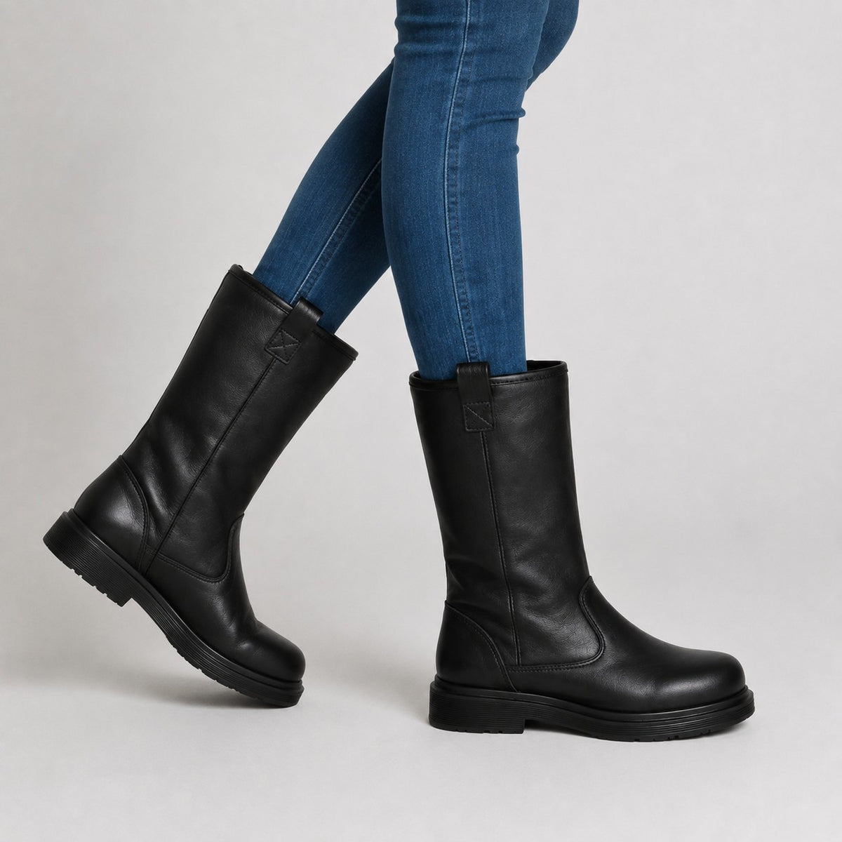 Gefütterte Damen-Stiefel aus Leder mit halbhohem Schaft, Anziehlaschen und Profilsohle, Ansicht 4
