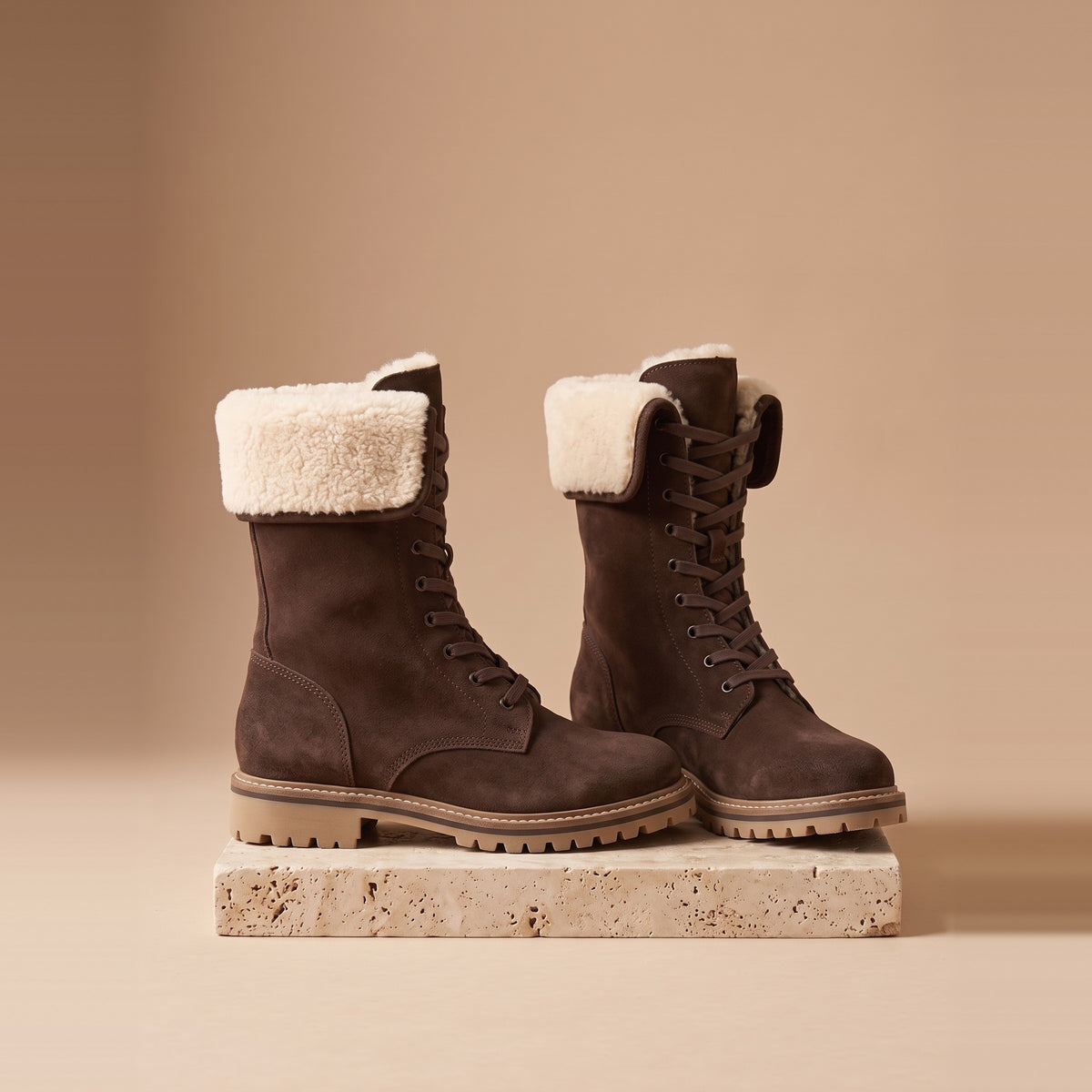 Gefütterte Damen-Winterstiefel aus Veloursleder in Dunkelbraun, Vorderansicht