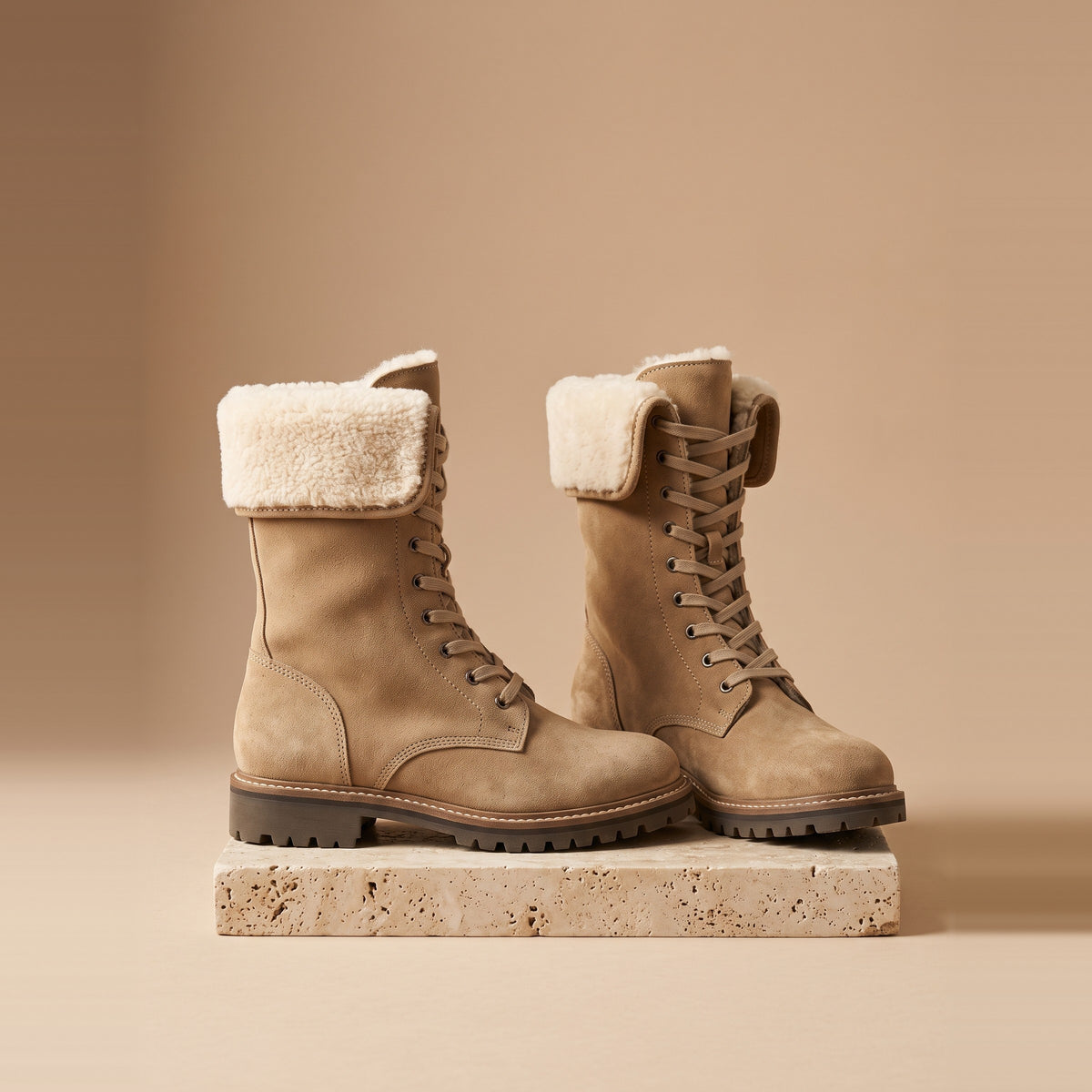Gefütterte Damen-Winterstiefel aus Veloursleder in Sand, Vorderansicht
