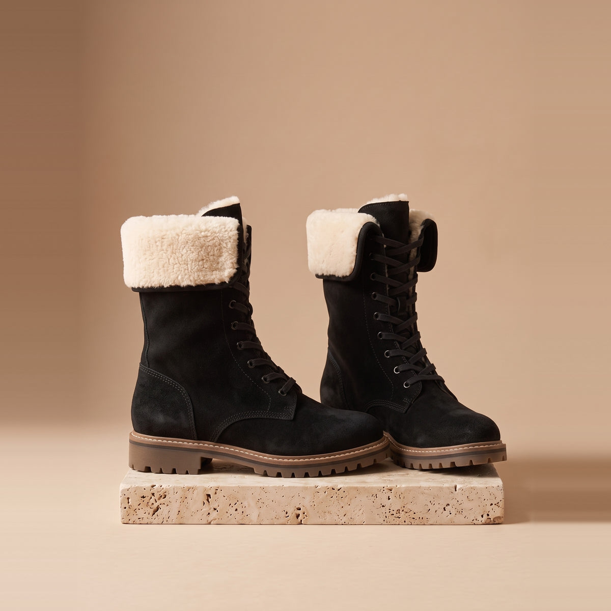 Gefütterte Damen-Winterstiefel aus Veloursleder in Schwarz, Vorderansicht